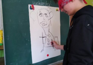 uczeń wykonuje rysunek z zamkniętymi oczami